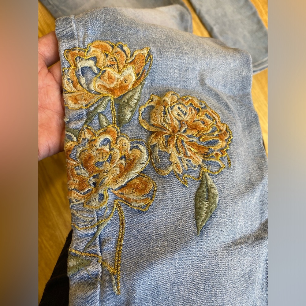 Embroidered high waist jeans size small EUC - Picture 7 of 10